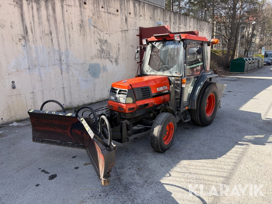 Traktor Kubota L4200 GST med frontlastare och sopmaskin