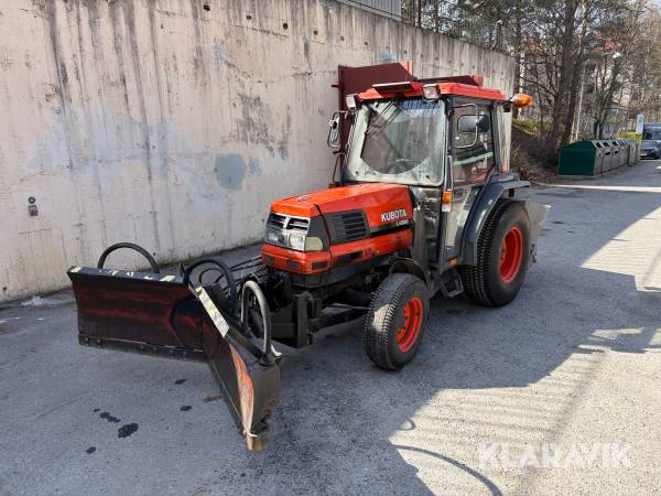 Traktor Kubota L4200 GST med frontlastare och sopmaskin