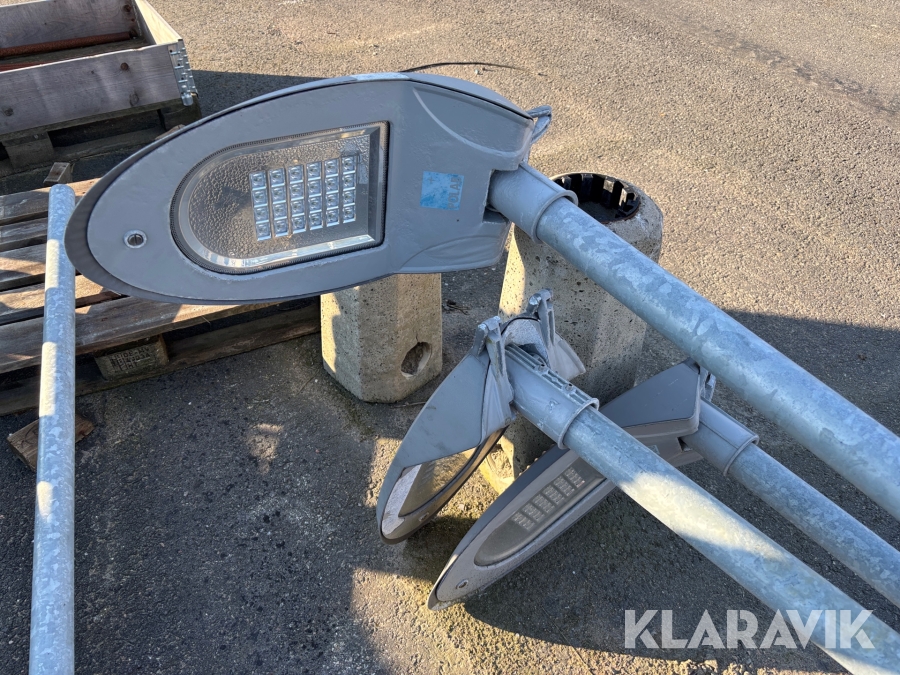 Lyktstolpar med armaturer 4st Polab