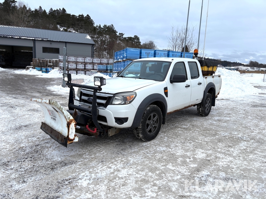 Pickup Ford Ranger med plog och saltspridare