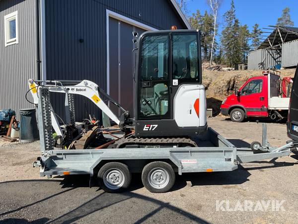 Minigrävare Bobcat E17 med skopor och maskinsläp