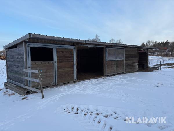 Mobilt lösdriftstall 15x3 m i trä och med grundbalkar