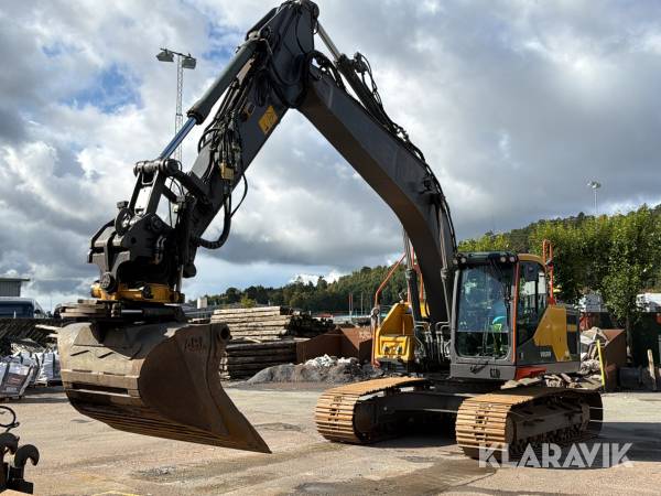Grävmaskin Volvo EC220EL med rotator med grip & 6 redskap