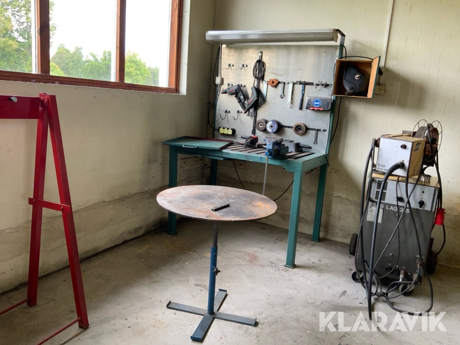 Arbetsbänk med diverse verktyg