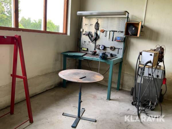 Arbetsbänk med diverse verktyg
