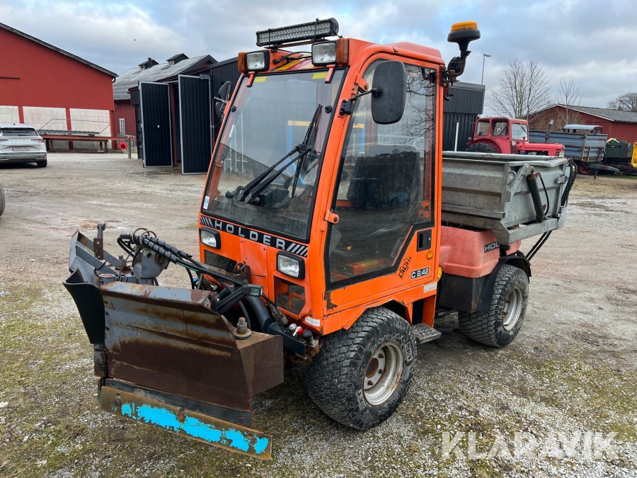 Redskapsbärare Holder C 2.42 med saltspridare och vikplog
