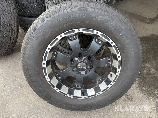Däck på fälg 285/60 R18