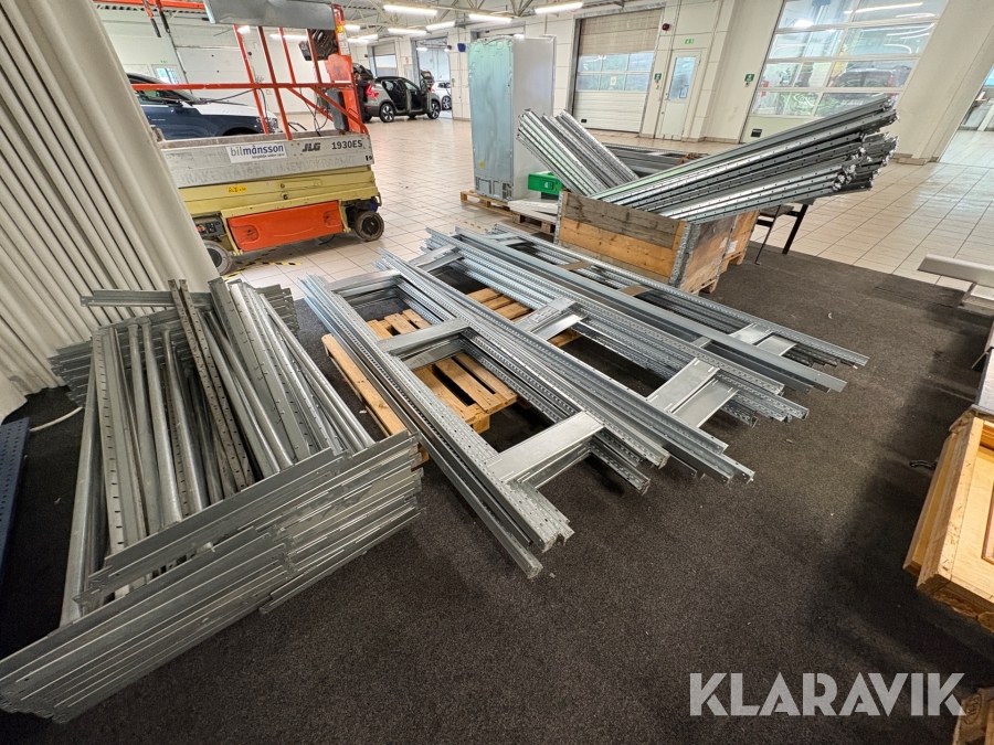 Parti med hyllställ Constructor H1280-Stolptyp K Däckställ