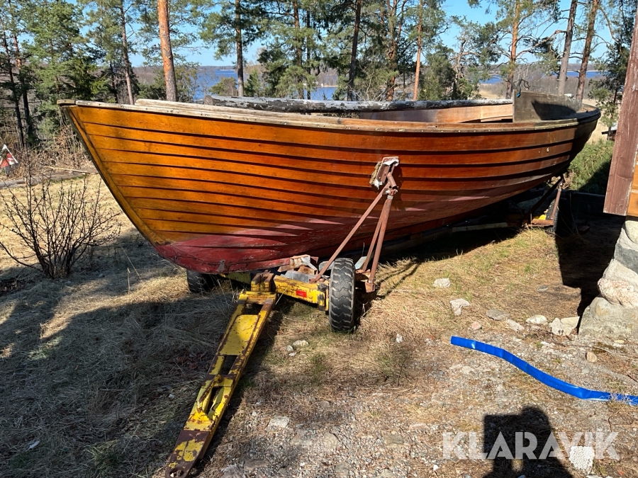 Träbåt med inombordare