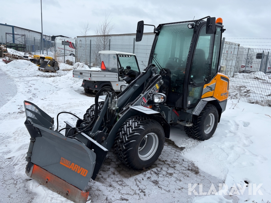 Kompaktlastare Giant G2700 X-tra HD+ Plogutrustad med redskap