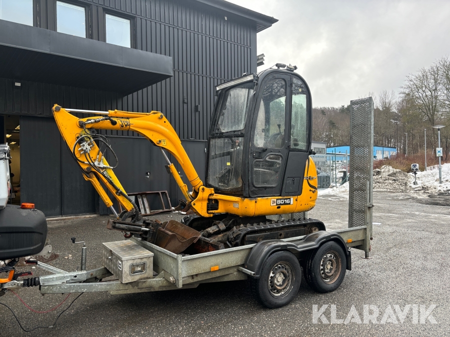 Grävmaskin JCB 8016 med dubbelaxlad maskintrailer med ramp