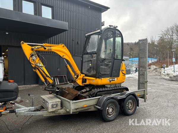 Grävmaskin JCB 8016 med dubbelaxlad maskintrailer med ramp