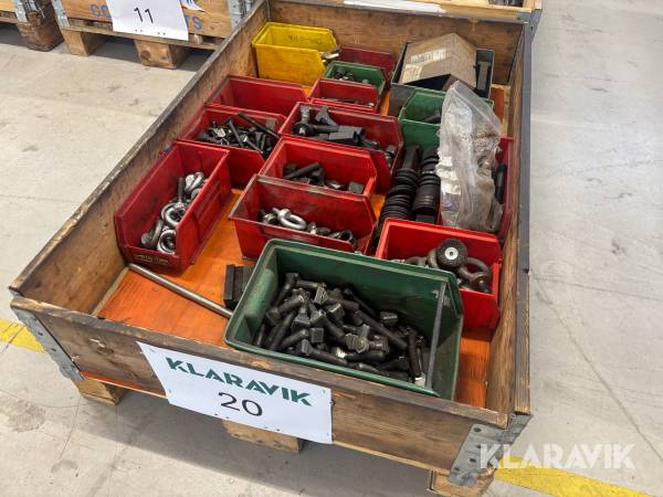 Blandpall med maskinskruv och lyftöglor b