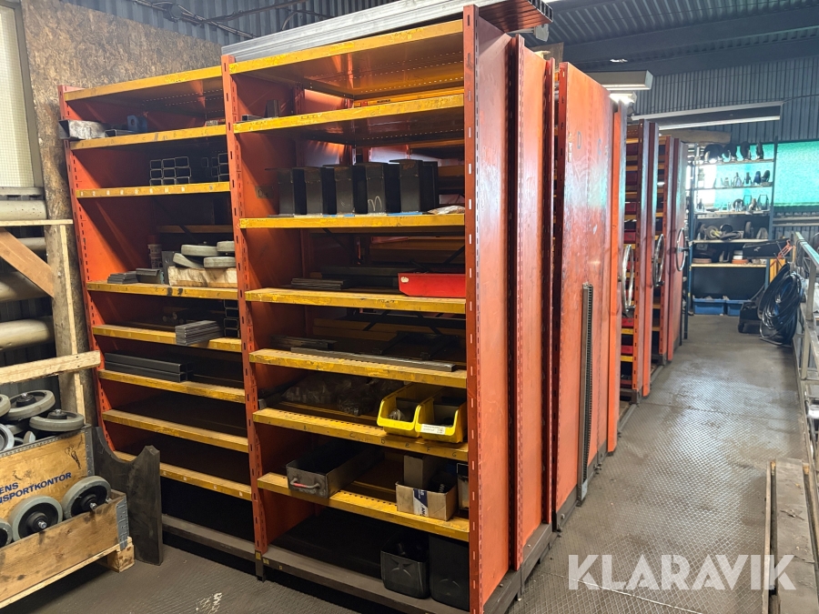 Verkstadshyllor på räls