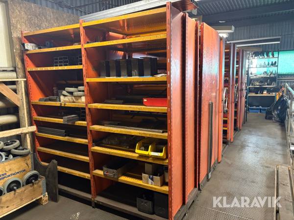 Verkstadshyllor på räls