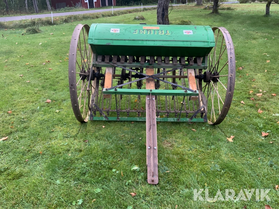 Radsåningsmaskin som används till att dra efter häst Triumf 18