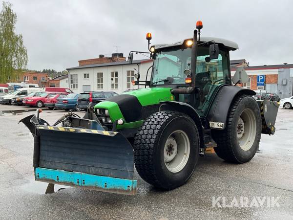 Traktor Deutz Fahr Agrofarm 420 TTV med vikplog och sandspridare