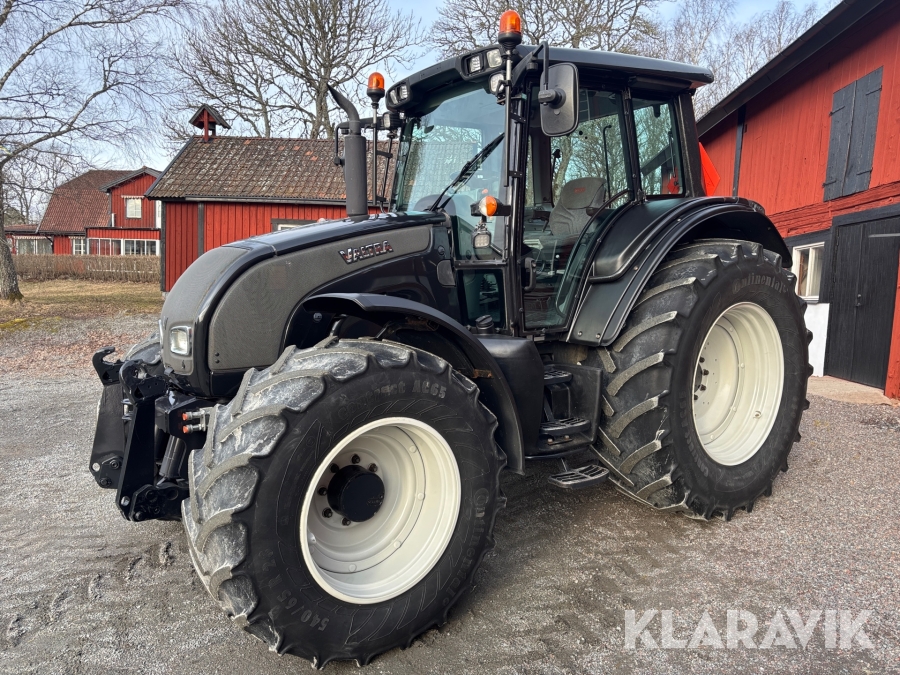 Traktor Valtra N141 med frontlyft