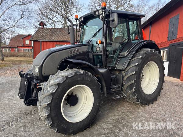 Traktor Valtra N141 med frontlyft
