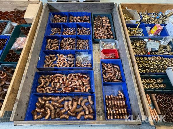 Parti med rörkopplingar koppar