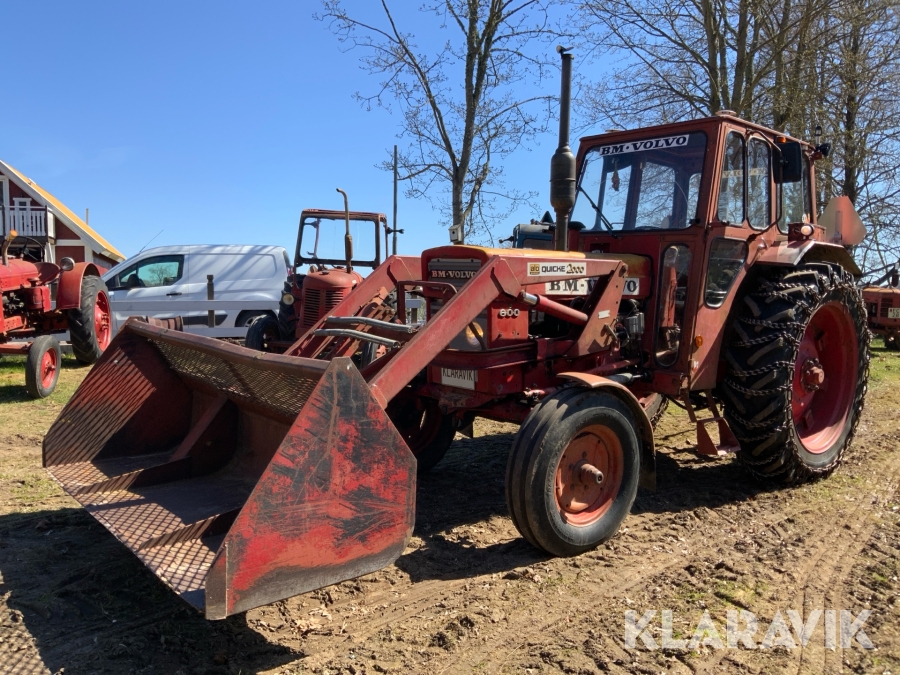 Traktor Volvo BM T 600 med lastare och flera redskap