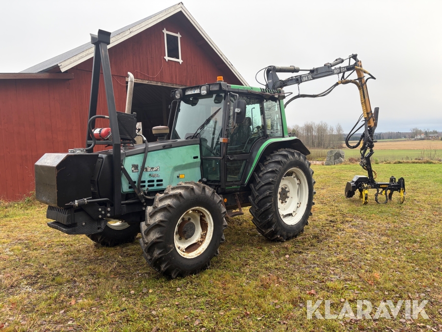 Traktor med timmerkran och skogskärra Valmet 6400