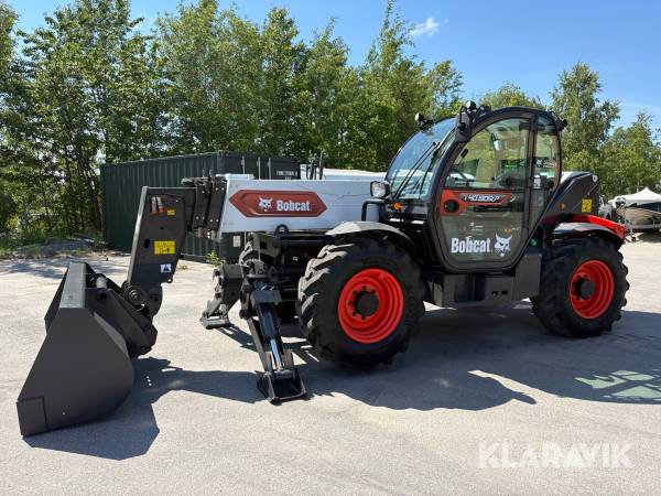 Teleskoplastare Bobcat T40.180 SLBP med skopa och gafflar