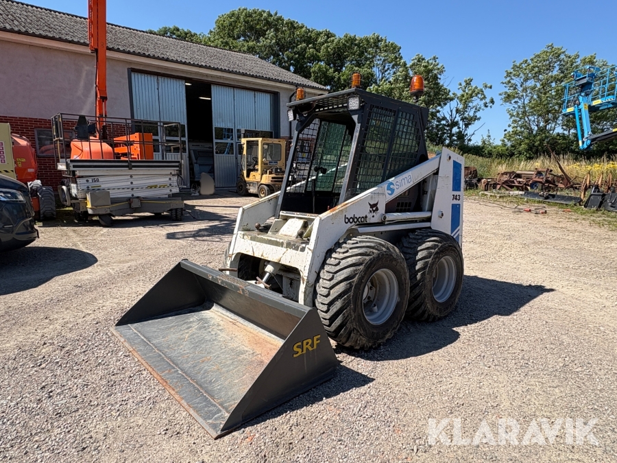 Kompaktlastare Bobcat 743 med skopa, vikplog och redskap