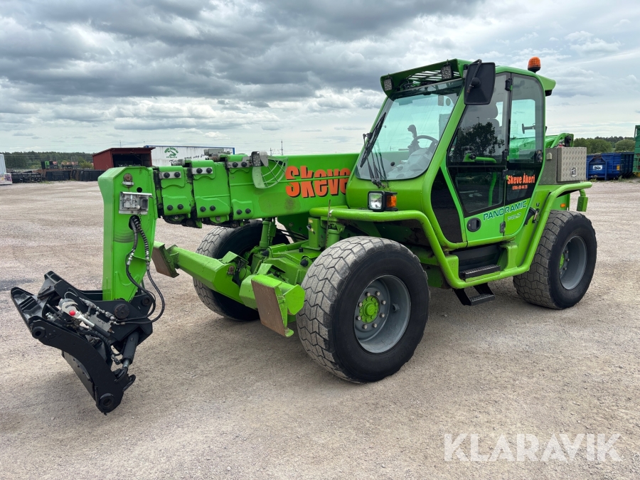 Teleskoplastare Merlo P40.17 med flera redskap