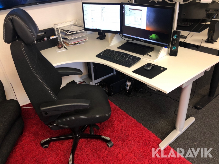 Skrivbord och kraftfull dator med dubbla skärmar m.m