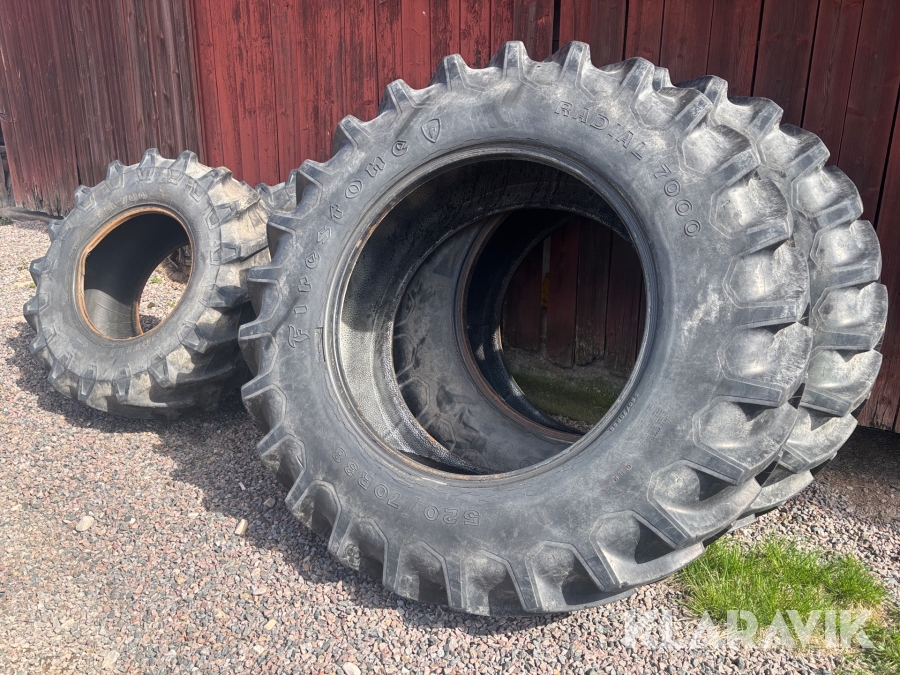 Traktordäck Firestone och Pirelli Radial 7000 och TM 700