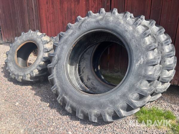 Traktordäck Firestone och Pirelli Radial 7000 och TM 700
