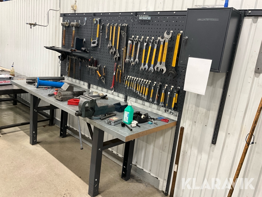 Arbetsstation bänk och verktygstavla