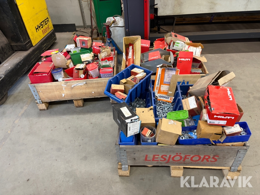 Parti med diverse bult, skruv och mutter