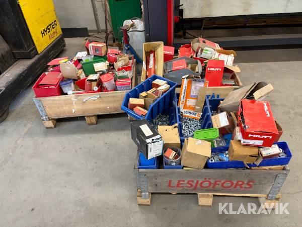 Parti med diverse bult, skruv och mutter