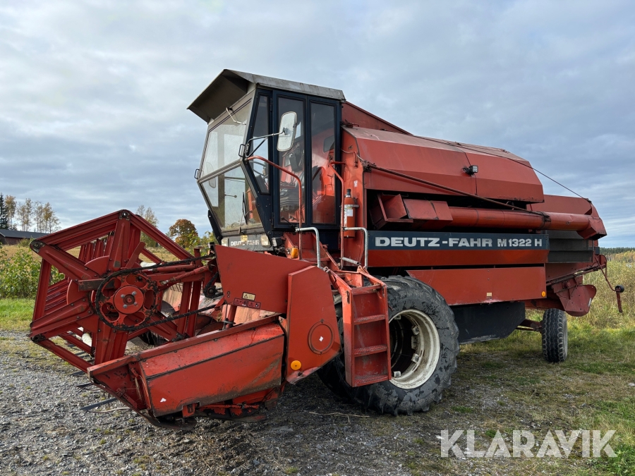 Skördetröska Deutz-Fahr M1322H med dubbelmontage och 14 fots skärbord