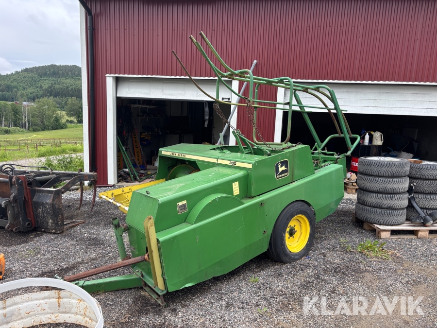 Småbalspress John Deere 330