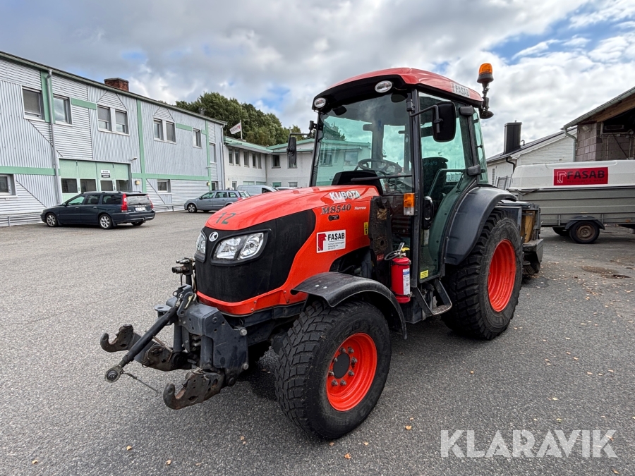 Traktor Kubota M8540 med vikplog & sandspridare