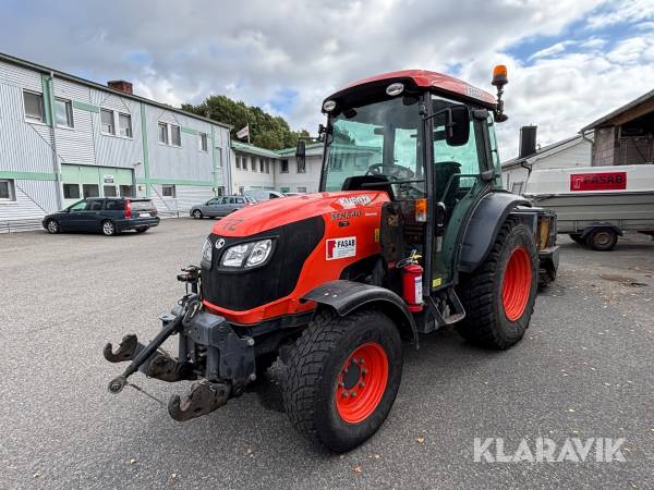 Traktor Kubota M8540 med vikplog & sandspridare