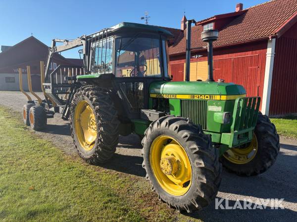 Traktor John Deere 2140 skogsutrustad med huggarvagn