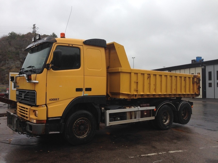 Lastbil Tippflak Flakbil med tipp och plogfäste 