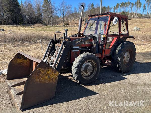 Traktor Massey Ferguson 265 med lastare och flera redskap