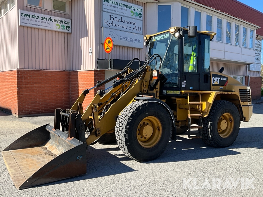 Hjullastare CAT IT14G2 med många redskap
