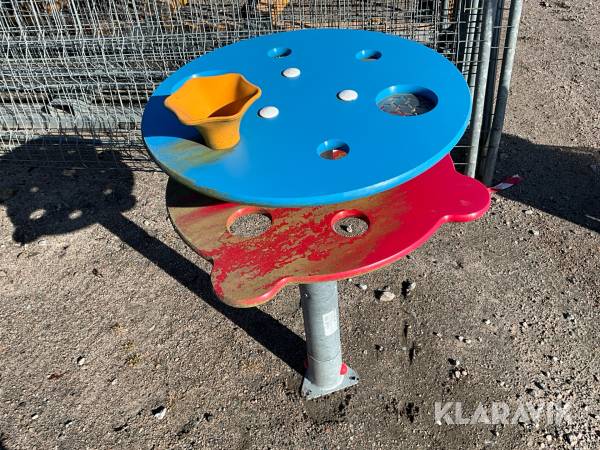 Lekplatsbord för markinfästning