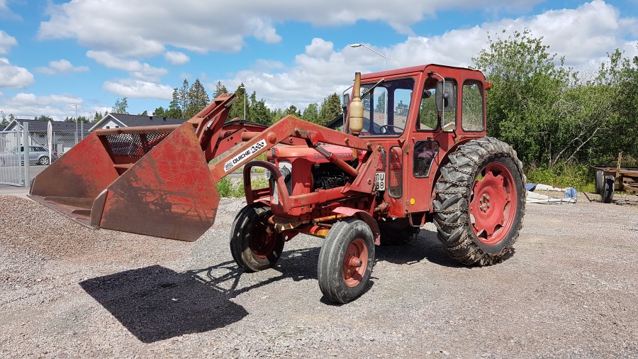 Traktor BM Volvo 400 -68 med tillbehör