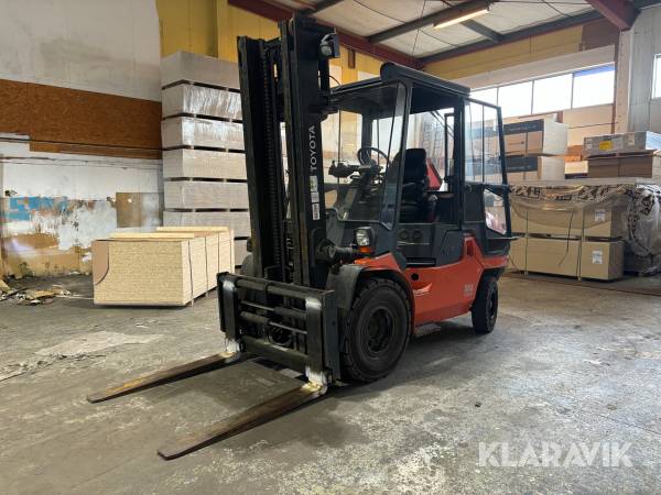 Gaffeltruck Toyota 7FDA50 med gaffelförlängning
