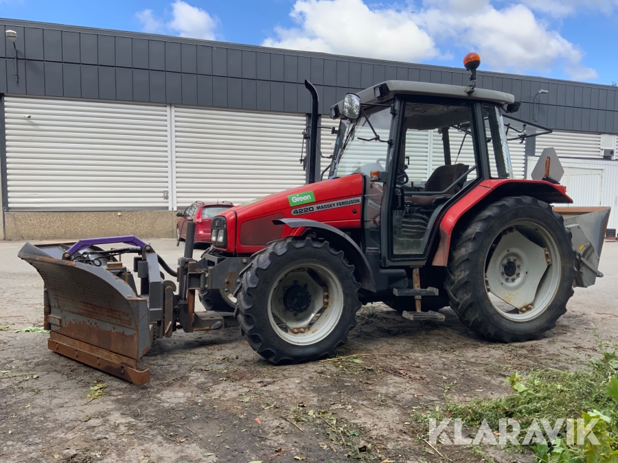 Traktor Massey Ferguson 4220 4WD, sandspridare + vikplog