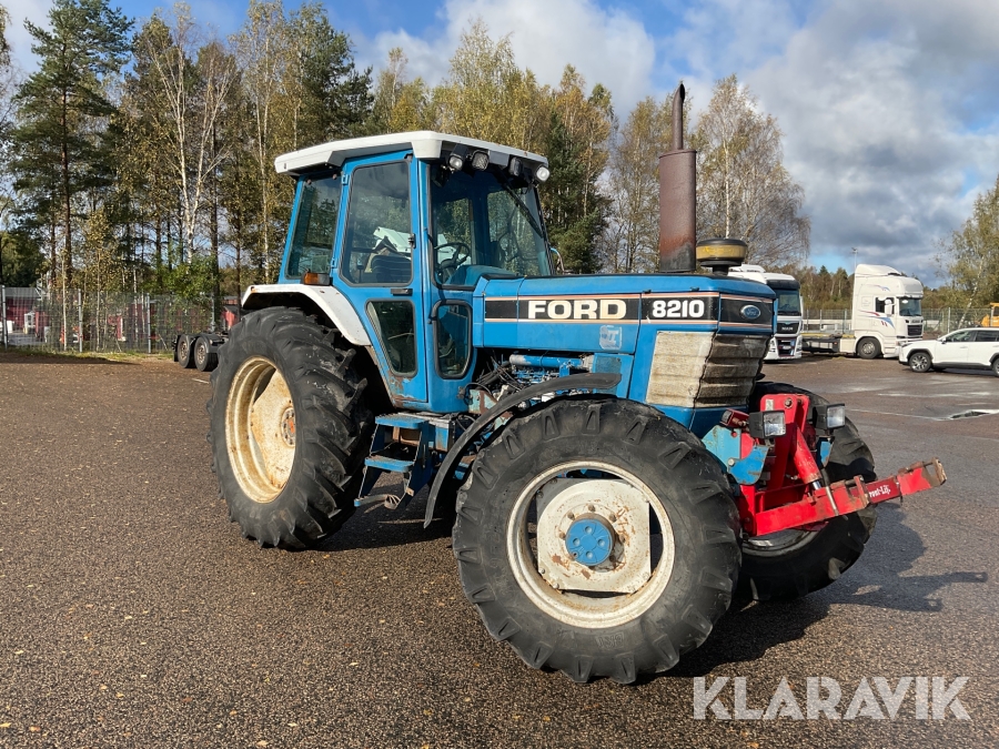 Traktor Ford 8210