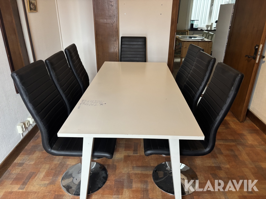 Bord med stolar