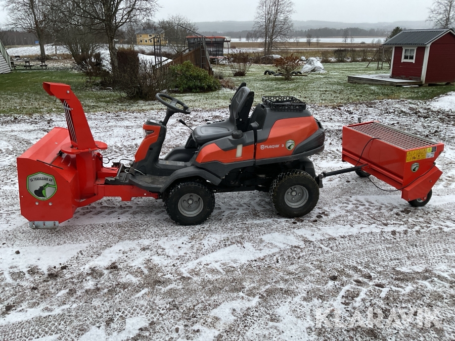 Åkräsklippare Husqvarna R 419TsX AWD med snöslunga och sandspridare